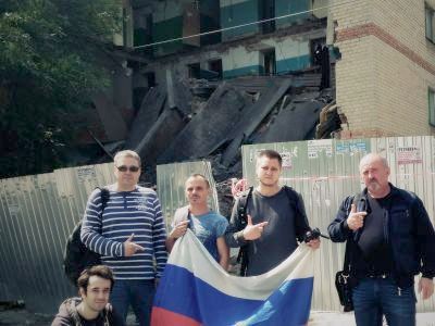 У разрушенного дома. Фото: Александр Форонин, Каспаров.Ru У разрушенного дома. Фото: Александр Форонин, Каспаров.Ru