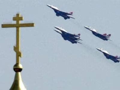 Военные самолеты над крестом. Фото: AFP Военные самолеты над крестом. Фото: AFP