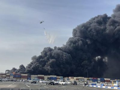 Вертолет сбрасывает воду на пожар после мощного взрыва, произошедшего в порту недалеко от южного портового города Бендер-Аббас, Иран, 26 апреля 2025 года. Фото: Razieh Pudat / ISNA / AP Вертолет сбрасывает воду на пожар после мощного взрыва, произошедшего в порту недалеко от южного портового города Бендер-Аббас, Иран, 26 апреля 2025 года. Фото: Razieh Pudat / ISNA / AP